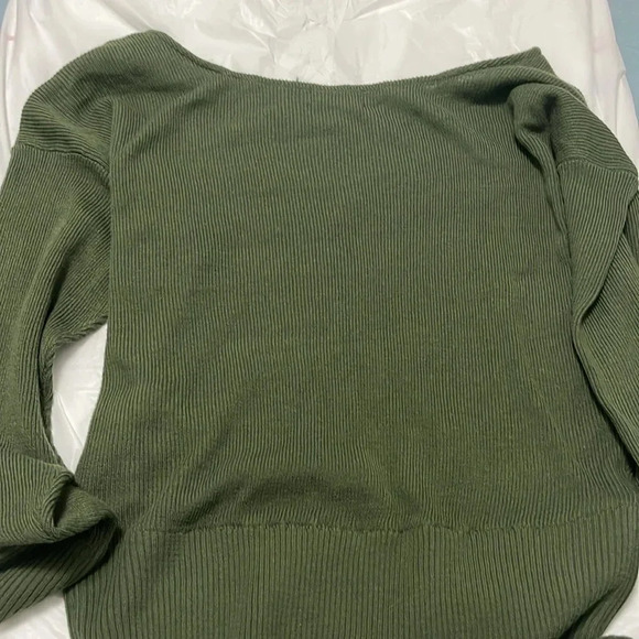 Pretty Little Thing  NWT Green Sweater Scoop Neck Size Medium. - Picture 3 of 6